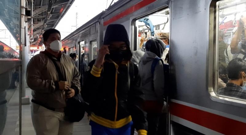 Penumpang turun dan hendak naik KRL di Stasiun Bekasi Timur, Selasa (19/7/2022) pagi.