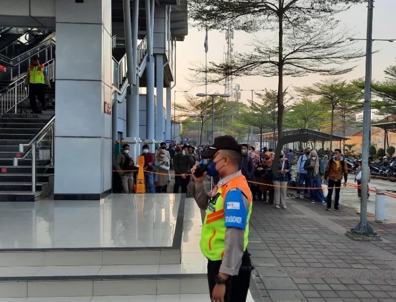 Penumpang KRL mengantre hendak masuk menggunakan kereta di Stasiun Cikarang, Selasa (19/7/2022). 