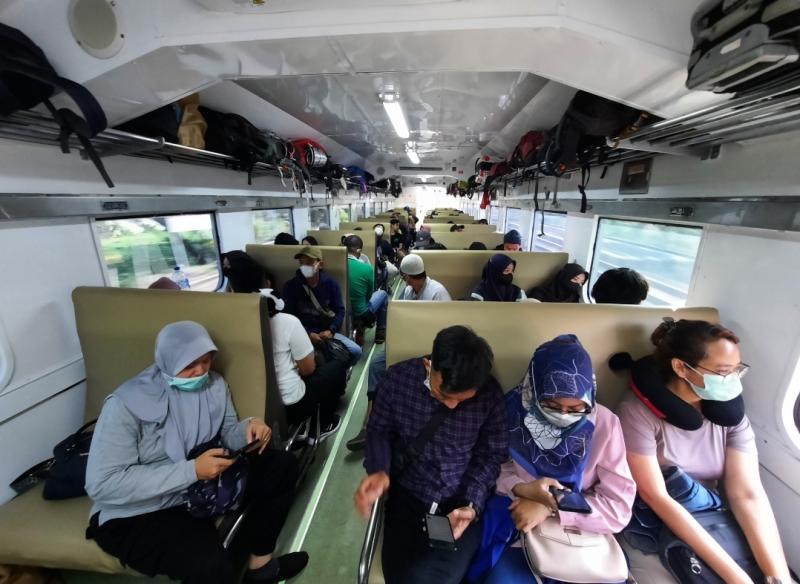 Suasana di dalam gerbong KA Bengawan saat perjalanan dari Jakarta arah Purwosari pada Selasa (19/7/2022). 