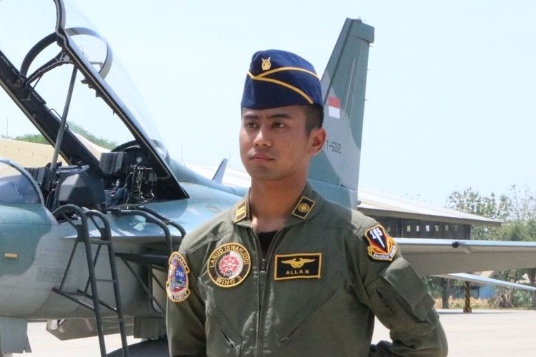 Pilot pesawat T-50i Golden Eagle TT-5009 Lettu Pnb Allan Safitra Indra Wahyudi yang mengalami kecelakaan jatuh di Desa Nginggil, Desa Kradenan, Kabupaten Blora.