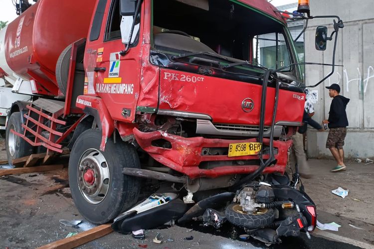 Kecelakaan truk tangki pertamina di Cibubur, Bekasi pada Senin (18/7/2022).