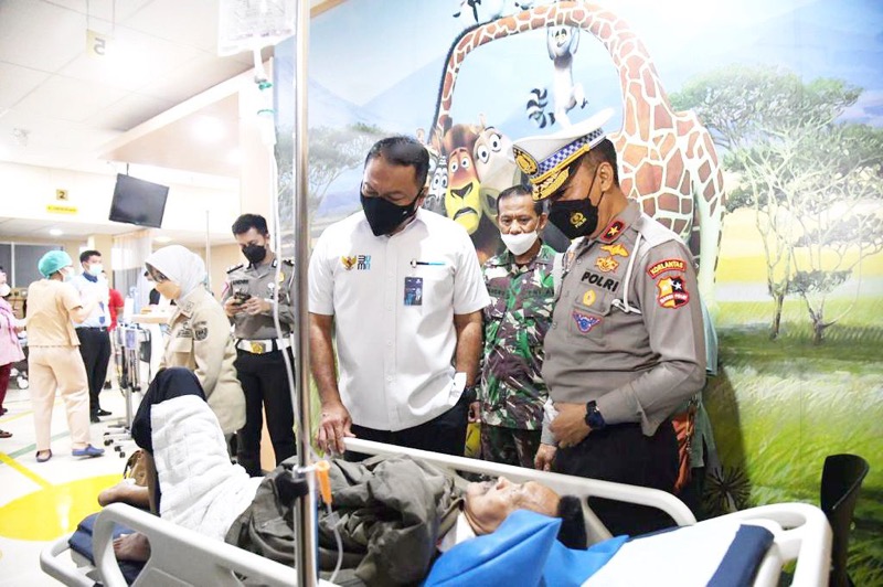 Direktur Utama PT Jasa Raharja Rivan A. Purwantono mengunjungi korban tabrakan beruntun truk tangki BBM. Foto: istimewa.