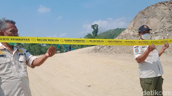 Satpol PP bersama polisi menutup lokasi tambang uruk Tol Jogja-Solo di Desa Kebon, Kecamatan Bayat, Klaten.