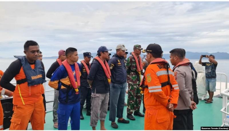 Tim Sar Gabungan yang terdiri dari Basarnas, TNI/Polri dan Potensi SAR lainya kembali melanjutkan Operasi SAR hari ke 2 pencarian terhadap 13 korban penumpang Kapal Motor KM Cahaya Arafah. (Foto: Courtesy/Basarnas Ternate)