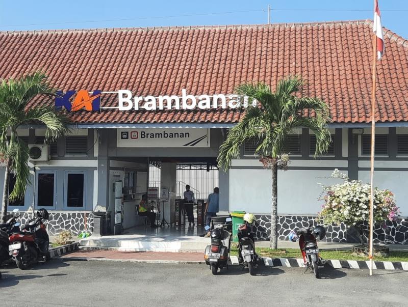 Suasana di depan Stasiun Brambanan, Klaten, Jawa Tengah pada Rabu (20/7/2022).
