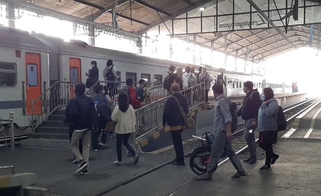 Penumpang berjalan menuju peron yang akan berhenti KRL arah Solo Balapan, Rabu (20/7/2022) pagi.