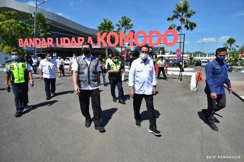 Menhub Budi Karya Sumadi di Bandara Labuan Bajo