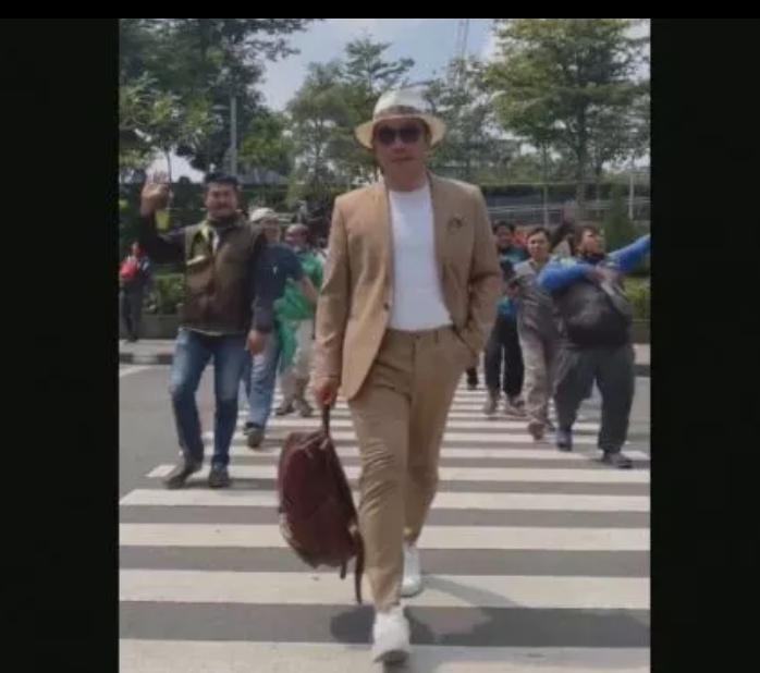 Gubernur Jawa Barat Ridwan Kamil catwalk bersama driver ojol di Dukuh Atas, Jakarta Pusat, Rabu (20/7/2022). (Tangkap layar Instagram @/ridwankamil)