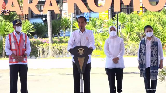 Jokowi saat meresmikan perluasan Bandar Udara Komodo di NTT, Kamis (21/7/2022). 