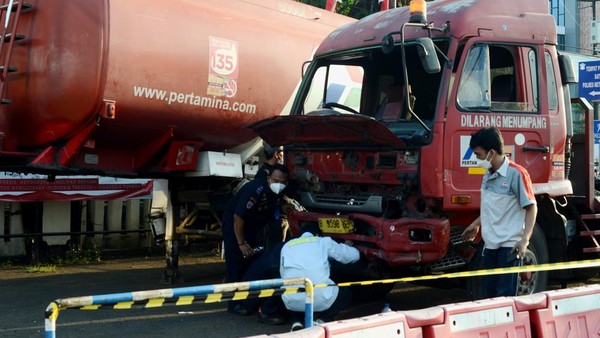 Truk tangki Pertamina terlibat kecelakaan maut Cibubur. (ANTARA)