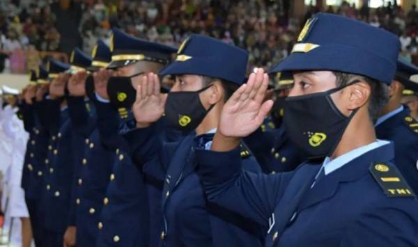 Panglima TNI Jenderal Andika Perkasa melantik 267 perwira karier TNI dan menyematkan Trisura Jalu Wiratama kepada empat lulusan terbaik Dikmapa PK TNI 2022. 