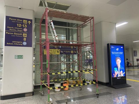Perbaikan kebocoran di Stasiun Manggarai, Jakarta, Jumat (22/7/2022).