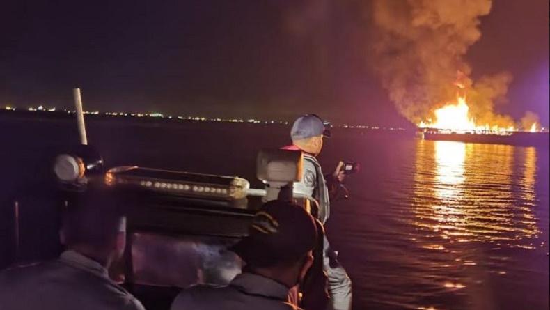 Kapal Patroli Bakamla saat berupaya memadaman Kapal Layar Motor (KLM) Murah Rejeki yang terbakar di area Dermaga 99 Batu Ampar, Kota Batam, Kepulauan Riau, Jumat (22/7/2022). (Foto : Humas Bakamla)