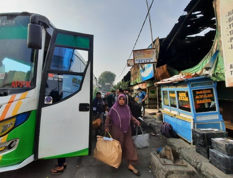 Sejumlah penumpang masih beraktivitas pada Jumat (22/7/2022), di depan kios yang mengalami kebakaran di Terminal Bekasi. Para agen dan aktivitas bus masih berjalan normal sejak terminal alami kebakaran pada Selasa (19/7/2022).
