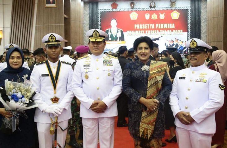 KSAL Laksamana TNI Yudo Margono mengucapkan selamat kepada Letda Laut (KH) Mokhamad Alrizaldo Rajabiantoro, S.Kom.