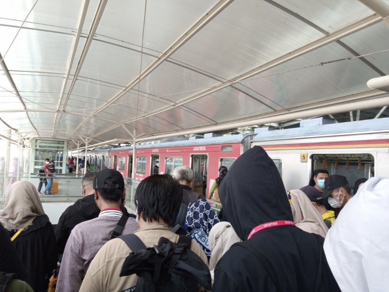 Suasana di Stasiun Manggarai peron Layang