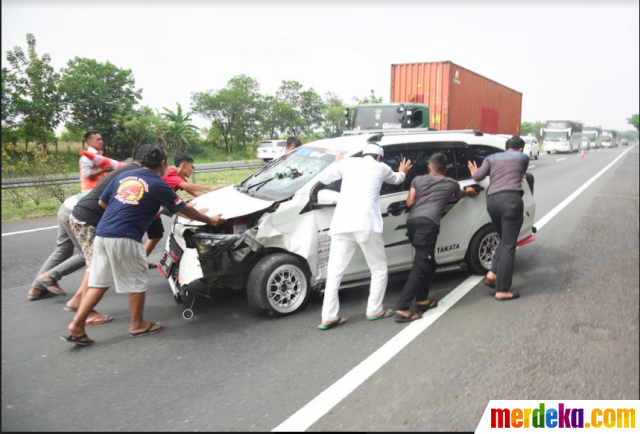 Anggota DPR dorong mobil di Tol Cipali.