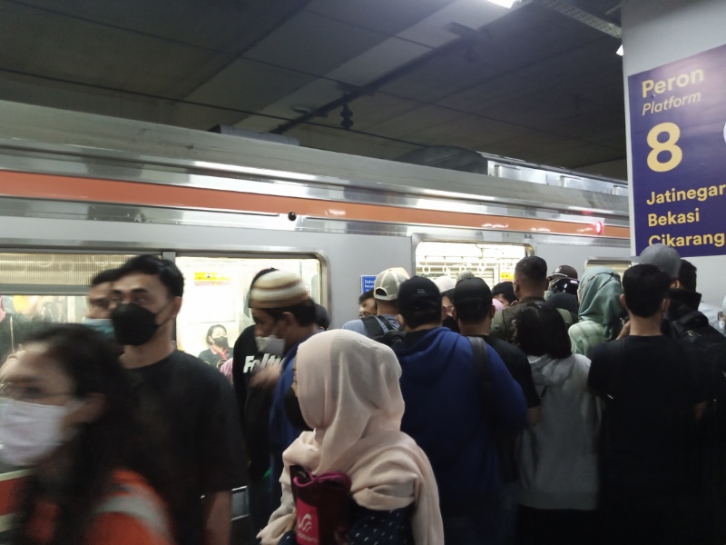 Suasana di peron 8 Stasiun Manggarai
