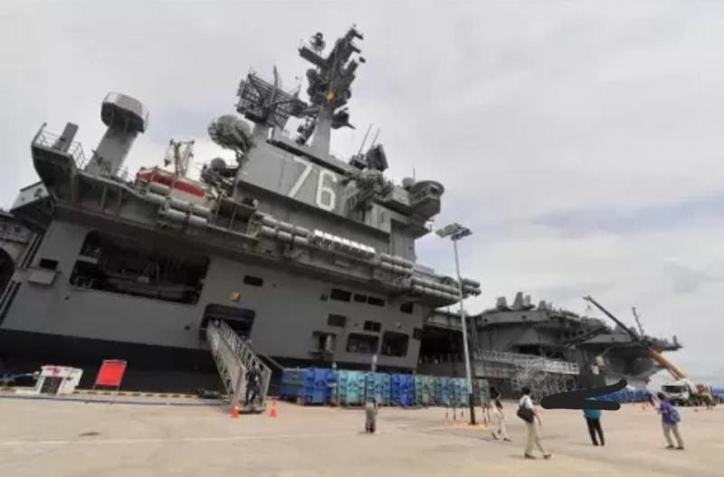 USS Ronald Reagan, kapal induk bertenaga nuklir AS, berlabuh di Pangkalan Angkatan Laut Changi, Singapura. Foto/Straits Times/Alphonsus Chern