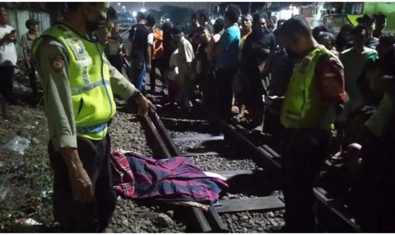 Lokasi kejadian kecelakaan kereta api, perlintasan kereta Jalan Karang Tembok, Pegirian, Kecamatan Semampir, Surabaya, pada Sabtu (23/7/2022) malam. Foto: Comand Center Surabaya