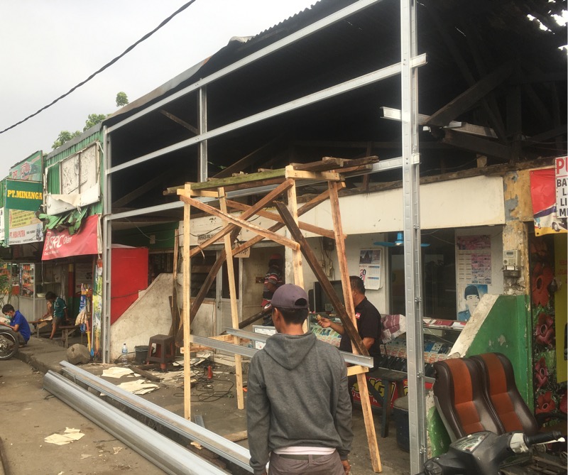 Terkena kebakaran, loket Primajasa di Terminal Bekasi mulai diperbaiki, Senin (25/7/2022). Foto: BeritaTrans.com.