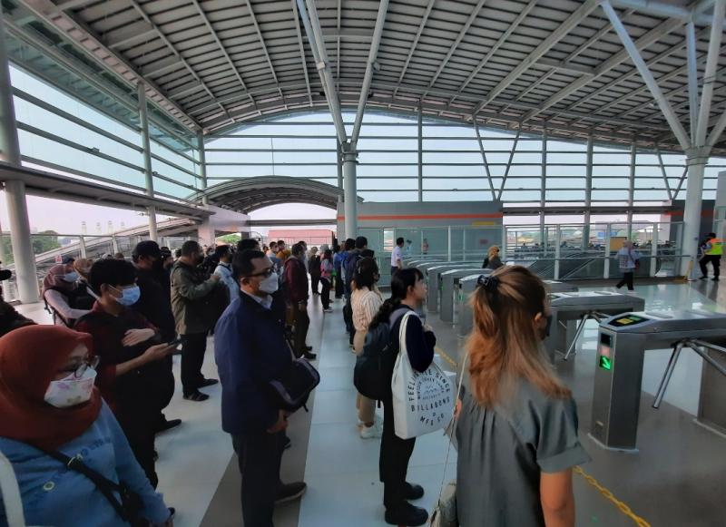 Penumpang KRL mengantre saat hendak melakukan tap tiket di Stasiun Bekasi, Senin (25/7/2022).