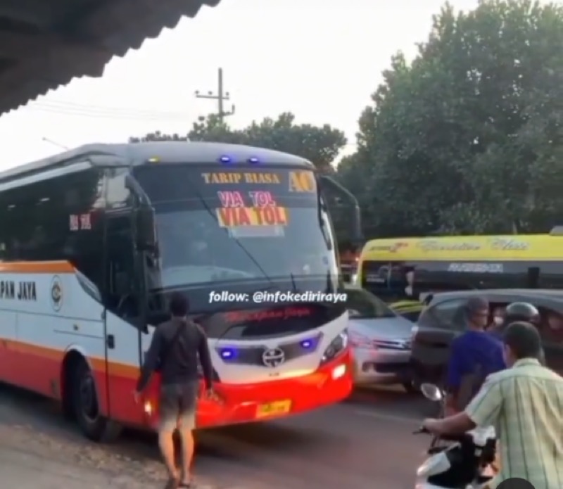 Gara-gara melawan arus, bus Harapan Jaya dipaksa mundur oleh pengendara lain di perempatan Branggahan Ngadiluwih, Kediri, Jawa Timur. Foto: Tangkapan layar/Instagram @infokediriraya.