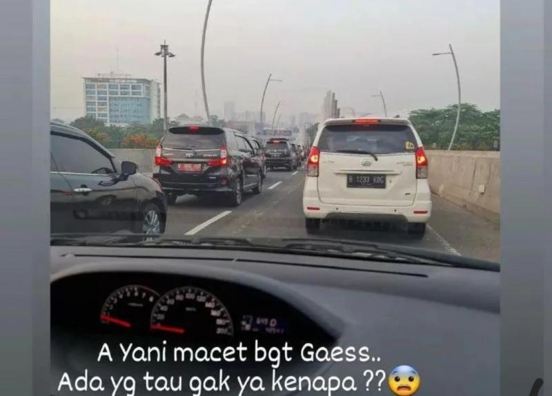 Foto:postingan netizen atas kejadian kemacetan panjang di Jalan Ahmad Yani, Kota Bekasi, Selasa (26/7/2022).