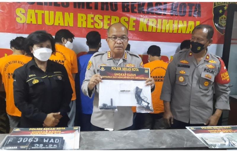 Polisi menangkap satu orang tersangka pencuri kendaraan bermotor yang terbukti memiliki senjata api rakitan aktif.