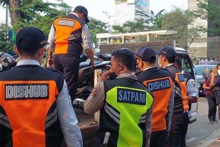 Dinas Perhubungan DKI Jakarta melakukan penertiban parkir liar di sekitar lokasi Citayam Fashion Week, Selasa (16/7/2022). (TRIBUNJAKARTA.COM/PEBBY ADHE LIANA) 