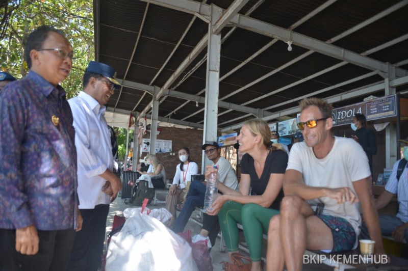 Menhub Budi Karya Sumadi dan Gubernur Bali sapa penumpang di Pelabuhan Sanur