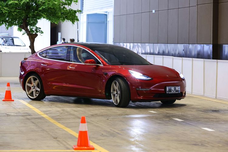 Test drive mobil listrik Tesla Model 3 Performance di ajang Periklindo Electric Vehicle Show (PEVS) 2022 di JIExpo Kemayoran, Senin (25/7/2022). Selain mobil listrik Tesla Model 3 Performance, pengunjung juga bisa mencoba mobil listrik DFSK Gelora E dan Alke Mini Pikap.