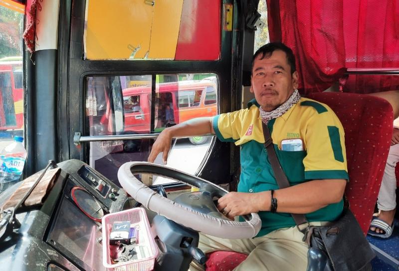 H Saripudin pengemudi bus Arimbi rute Balaraja-Bekasi tengah menanti keberangkatan di Terminal Bekasi, Kamis (28/7/2022).