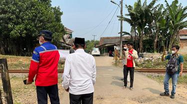 Perlintasan sebidang tidak resmi.