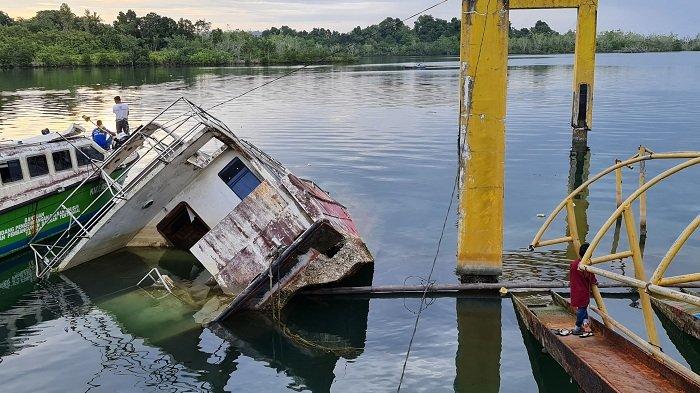 Kapal cepat milik Pemkab Simeulue tenggelam setelah 15 tahun ditambatkan di Pelabuhan Penyeberangan Sinabang, Rabu (27/7/2022).
