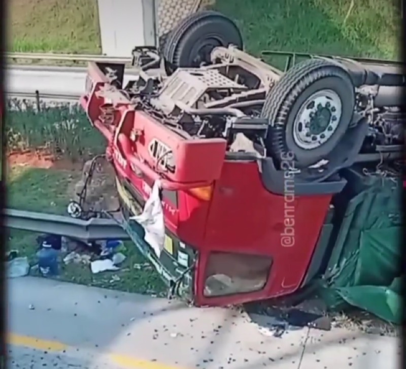 Truk gandeng muatan pupuk terguling akibat kurang penerangan di Tol Cipali. Foto: tangkapan layar/Instagram @benrame26.