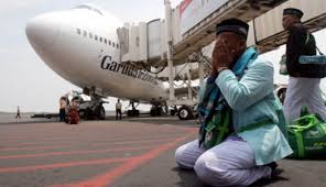 Foto Ilustrasi: Sejumlah jamaah haji berdoa setelah turun dari pesawat Garuda Indonesia di Bandara Internasiona Juanda, Surabaya. TEMPO/Fully Syafi