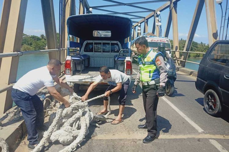 Polisi Lalu Lintas Polrestabes Makassar melakukan rekayasa jalan untuk mengatasi kemacetan panjang berjam-jam di Jembatan Barombong, Kecamatan Tamalate.(KOMPAS.COM/HENDRA CIPTO)