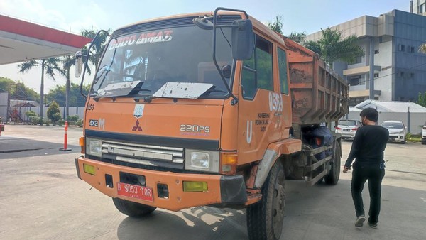 Truk sampah yang menabrak pemotor di Jaktim, (Rizky Adha Mahedra/detikcom) 