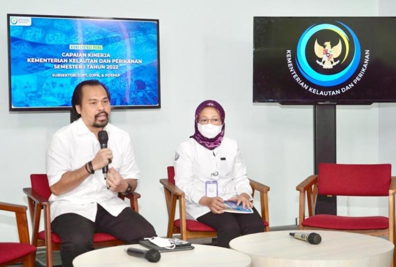 Asisten Khusus Menteri Kelautan dan Perikanan Bidang Media dan Komunikasi Publik Doni Ismanto bersama Dirjen Penguatan Daya Saing Produk Kelautan dan Perikanan (PDSPKP) Artati Widiarti dalam konferensi pers Capaian Kinerja KKP Semester I 2022 yang berlangsung secara hybrid dari Media Center KKP, Jakarta Pusat, Kamis (28/7/2022).