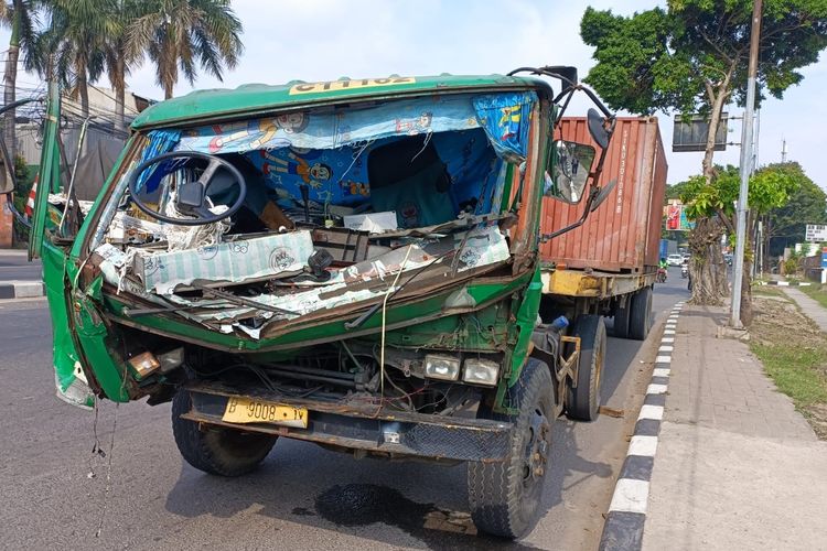 Kondisi truk kontainer bermuatan cat yang mengalami ringsek setelah mencoba menghindari sebuah kendaraan lain di Persimpangan Jalan Pondok Ungu, Harapan Indah, Kota Bekasi. Foto: istimewa.