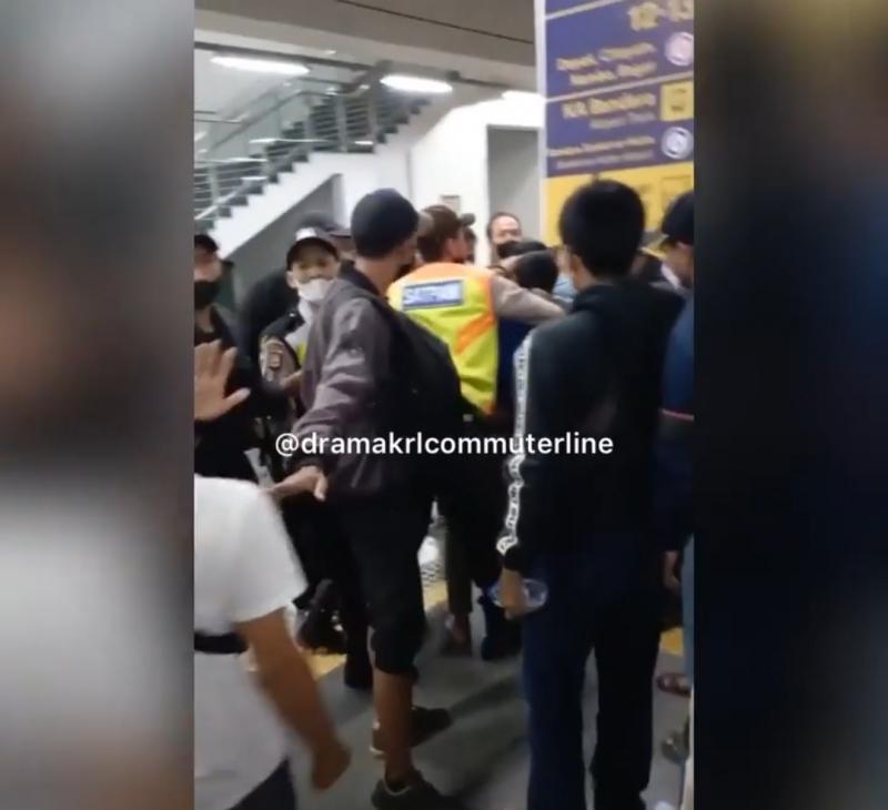 Potongan video yang memperlihatkan seorang diduga copet diamankan di Stasiun Manggarai, Sabtu (30/7/2022).