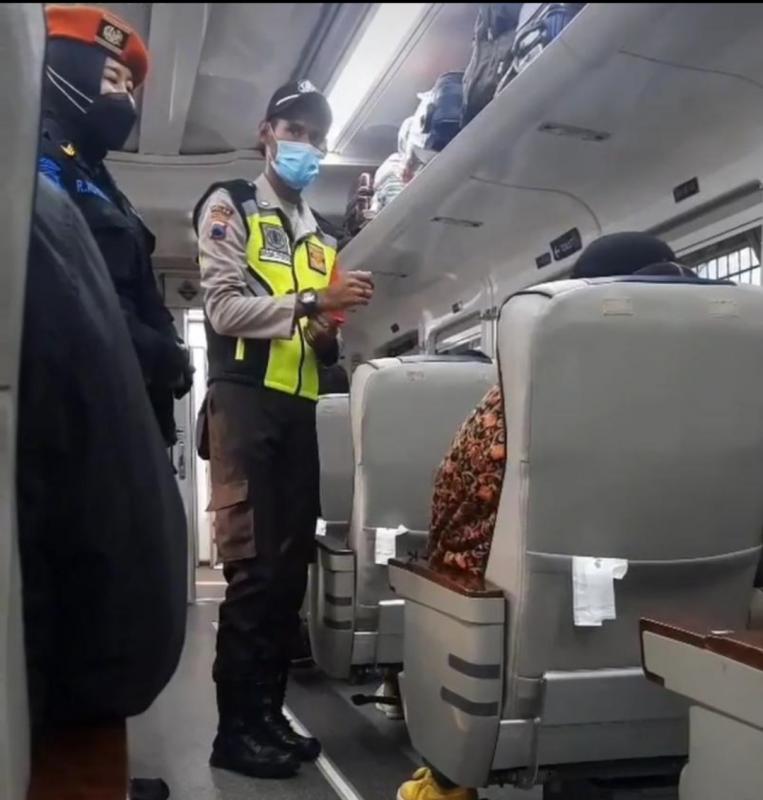 Foto: Seorang penumpang KA yang menerobos pemeriksaan tiket terbukti belum memenuhi syarat perjalanan membuat perjalanan KA tersendat.