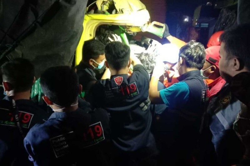 Pengemudi truk yang terjepit dievakuasi tim Basarnas Yogyakarta. Foto: istimewa.
