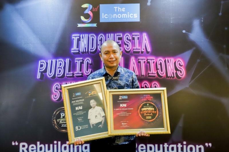 PT Kereta Api Indonesia (Persero) meraih penghargaan Corporate Reputation Award in Category Transpotation dan VP Public Relations KAI Joni Martinus mendapatkan penghargaan sebagai Indonesian Most Prominent PR Persons 2022. 