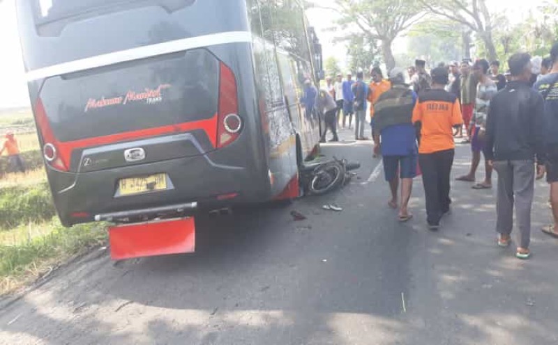 Nasib tragis menimpa pemotor Yamaha Alfa yang terlibat kecelakaan lalu lintas (lakalantas) di jalan alternatif Solo-Tawangmangu tepatnya Desa Dawung, Kecamatan Matesih, Kabupaten Karanganyar, Jawa Tengah pada Minggu (31/7/2022). Foto: istimewa.