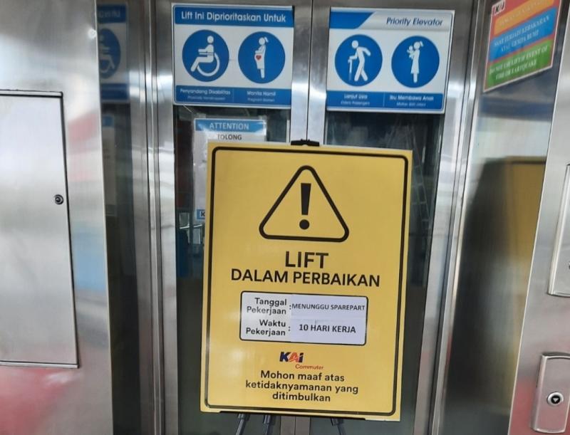 Lift di Stasiun Bekasi Timur masih belum bisa digunakan. 