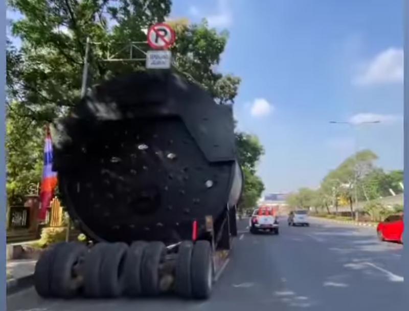 Truk yang nyangkut di JPO Jalan Sudirman dievakuasi di pinggir Jalan depan Balai Kota, Jalan Ahmad Yani, Senin (1/8/2022).