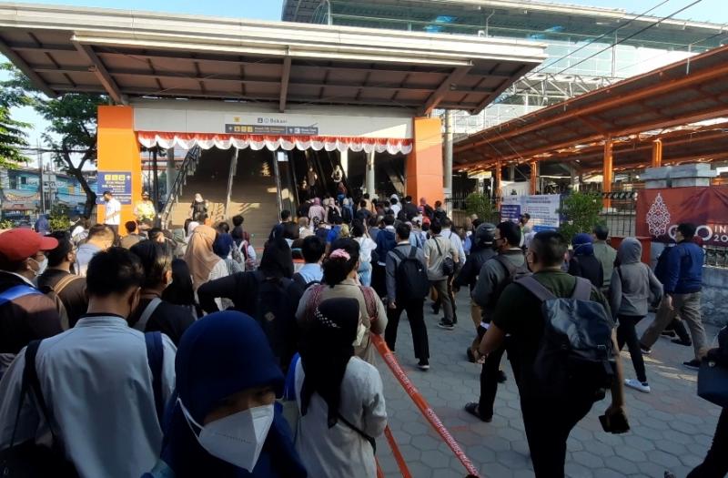 Antrean penumpang KRL hendak masuk ke Stasiun Bekasi, Seni (1/8/2022).