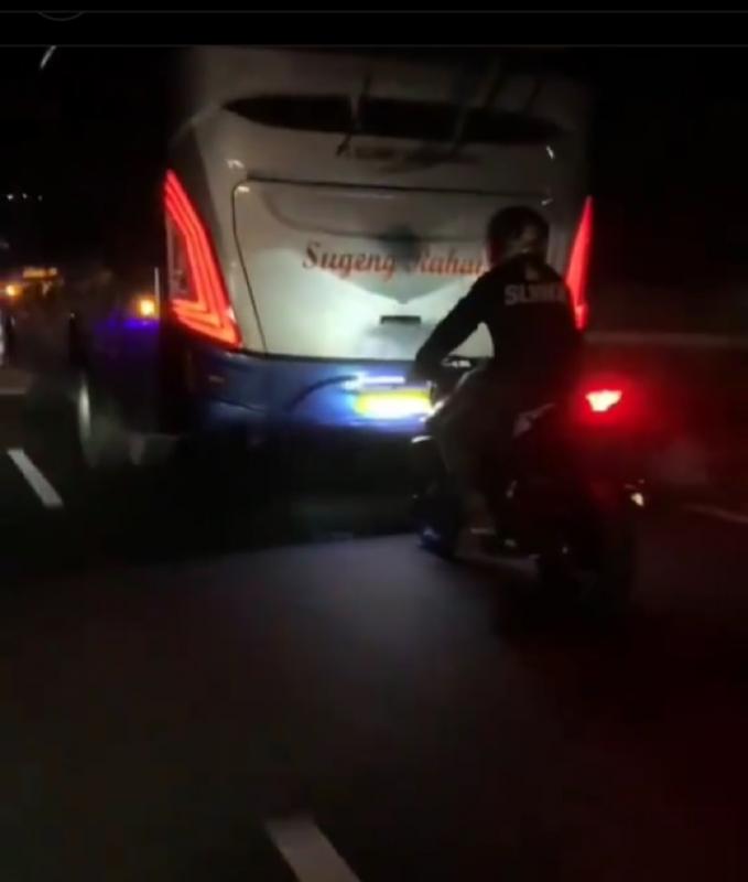 Aksi berbahaya pengendara sepeda motor memepet belakang bus terekam video pengendara lain. Foto: tangkapan layar/Instagram @romansasopirtruck.